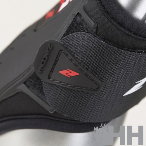 Fecho preto ajustável em ténis ou equipamento desportivo com logótipo vermelho Zandona