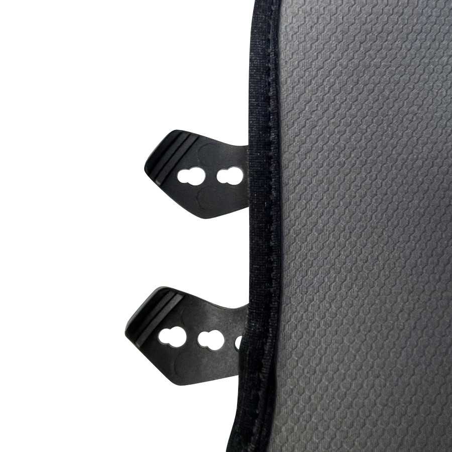 Bolsa ou estojo cinzento com textura hexagonal e ganchos plásticos pretos
