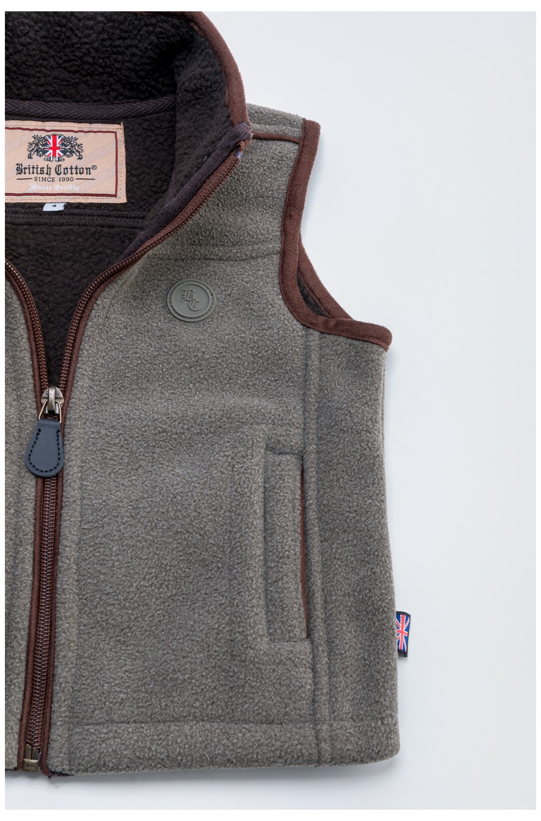 Colete fleece cinzento com fecho de correr castanho e detalhes castanhos escuros