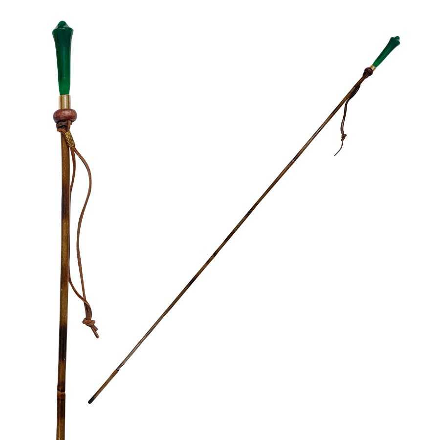 Bengala de madeira com punho verde e cordão de couro