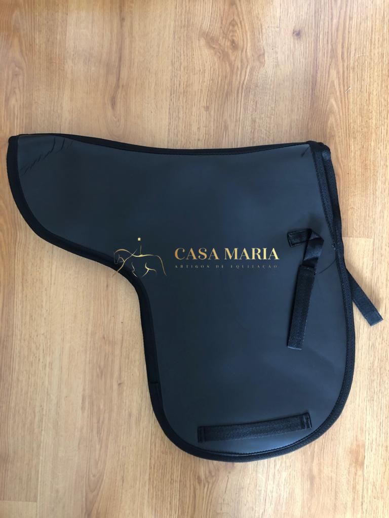 Capa protetora preta para sela com texto dourado 'CASA MARIA ARTIGOS DE EQUITAÇÃO'