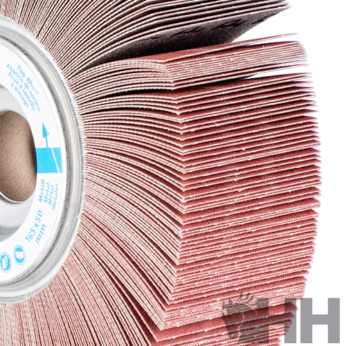 Roda de lixa abrasiva cor-de-rosa com etiqueta azul e branca.