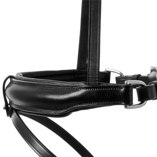 Selim de couro preto para cavalo com partes metálicas prateadas