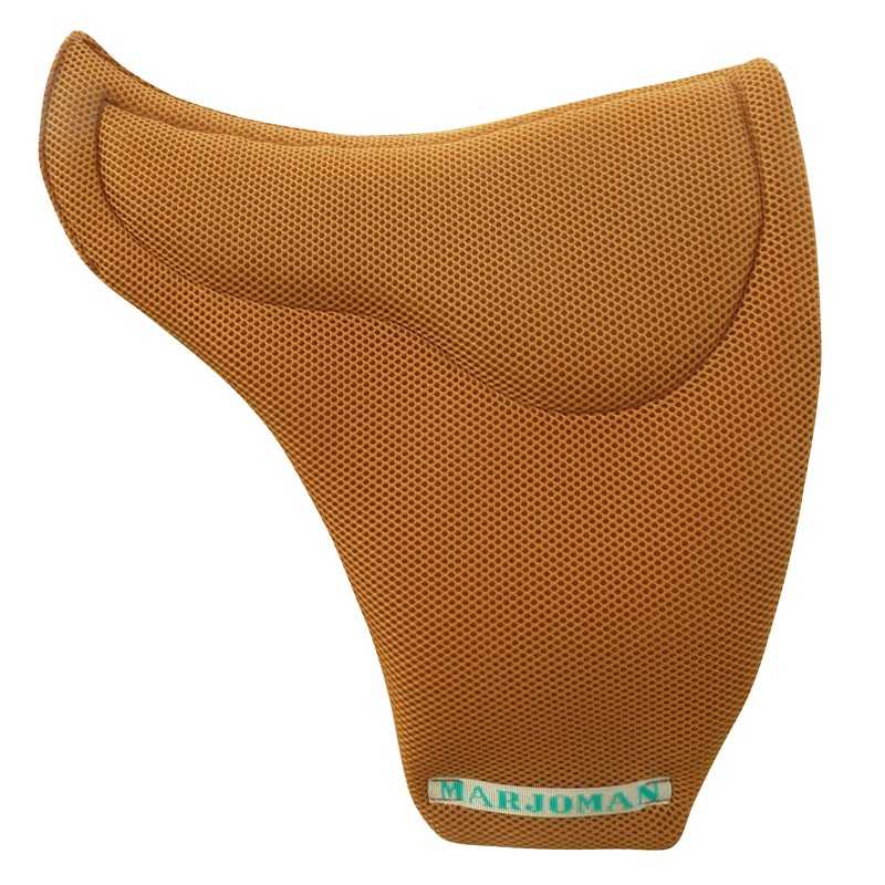 Almofada para sela castanha com textura de malha e etiqueta MARJOMAN