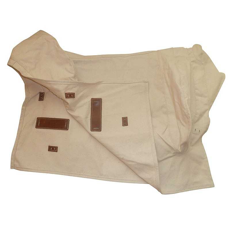 Manta ou capa bege claro com detalhes de couro castanho