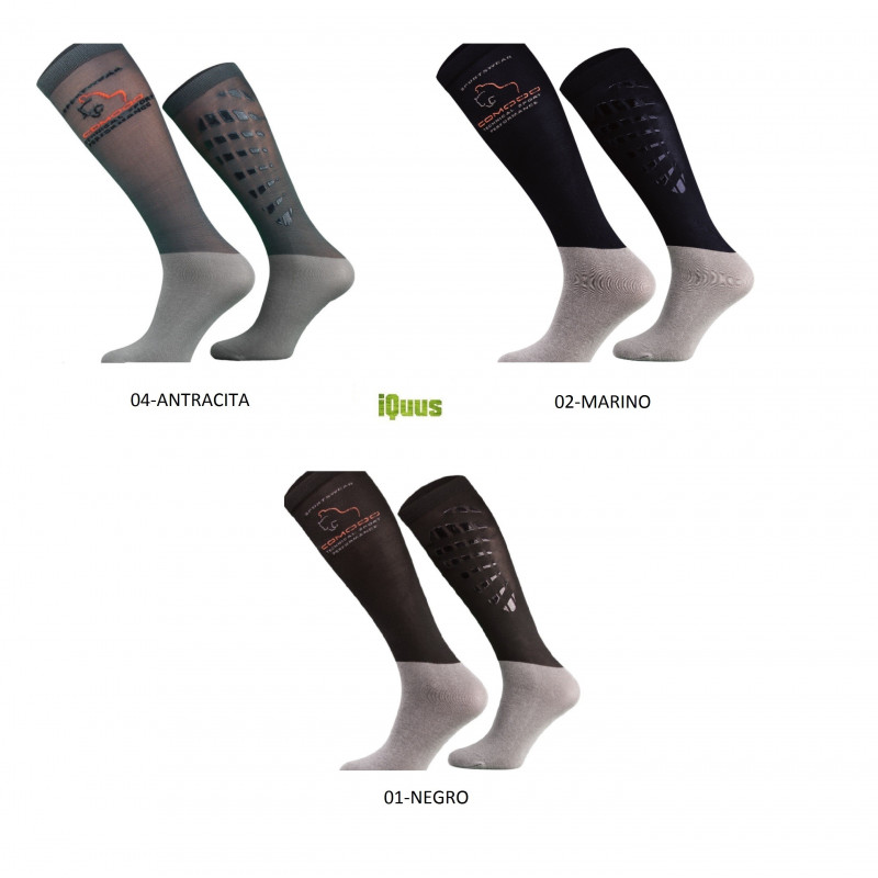 Três pares de meias compridas multicoloridas com sola cinzenta e texto COMOCSD EQUITATION PONY RIDING WEAR