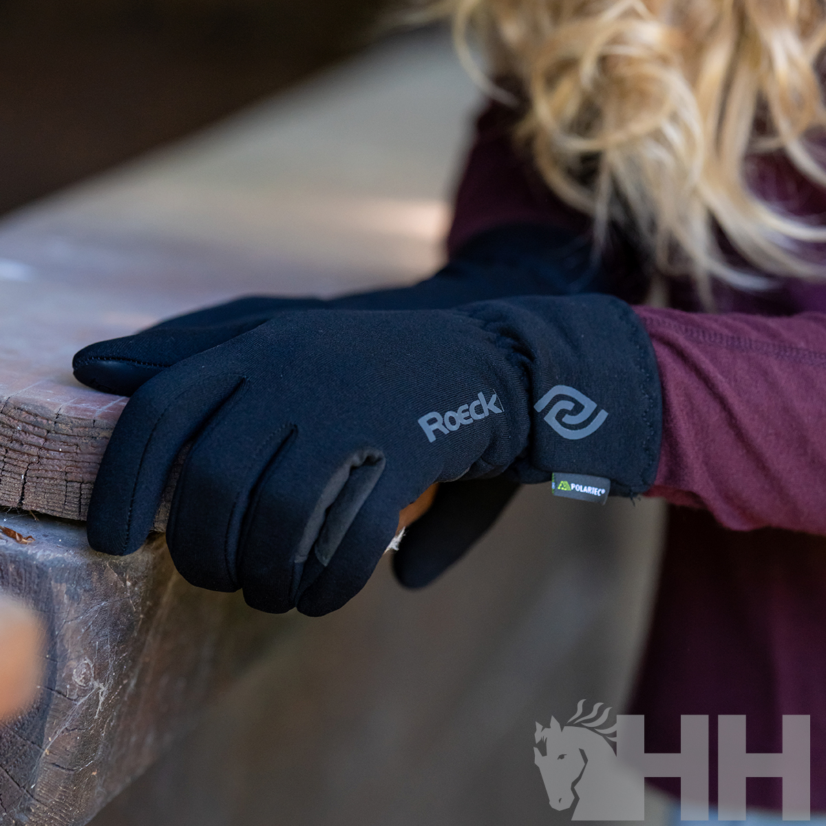 Luvas pretas Roeck com detalhes em textura suave e etiquetas junto ao pulso