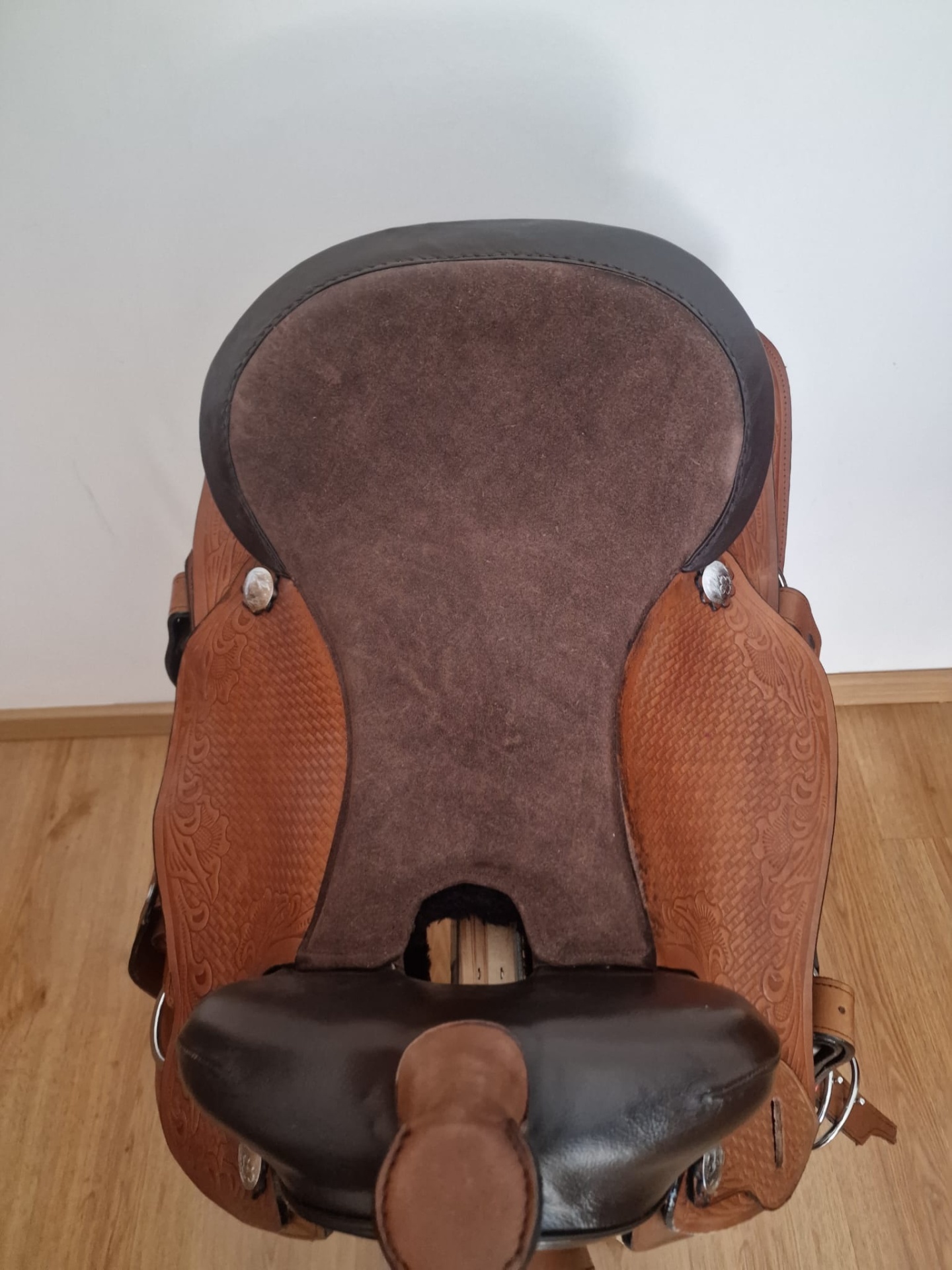 Sela de montar em couro castanho com detalhes em relevo