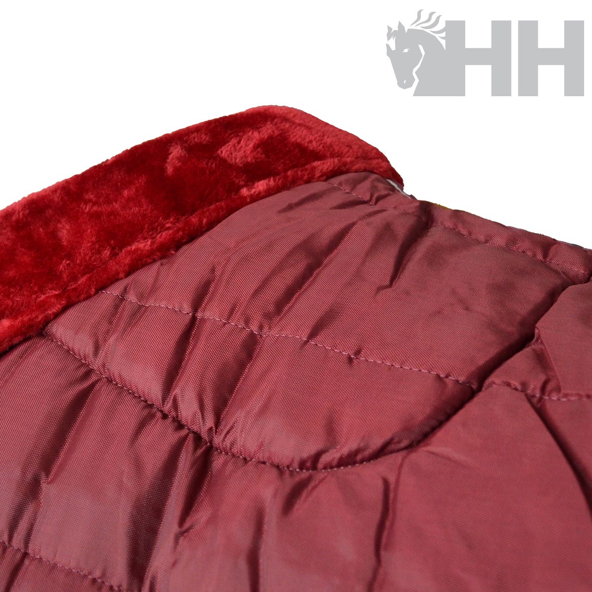 vestuário acolchoado vermelho com detalhe em tecido peludo e logótipo HH