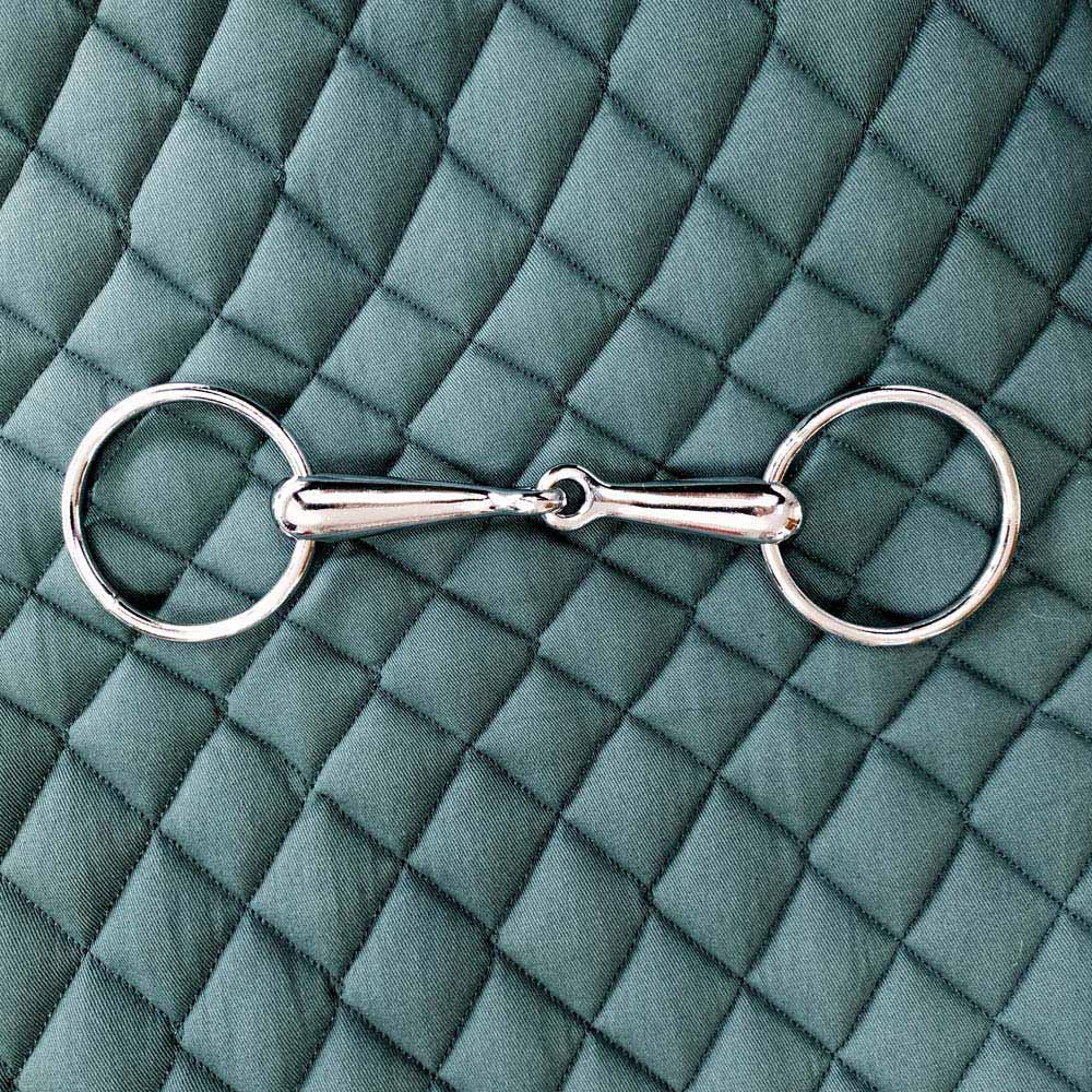Mordente de cavalo em metal prateado sobre tecido verde acolchoado