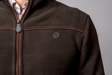 Casaco polar castanho escuro com fecho e logo no peito