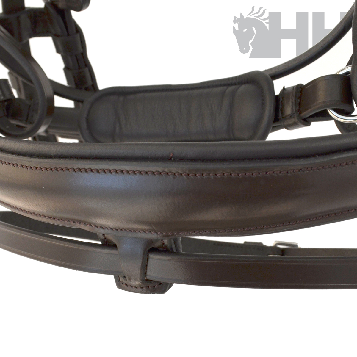 Cabresto ou peitoral em pele castanha escura com acolchoado e detalhes metálicos.