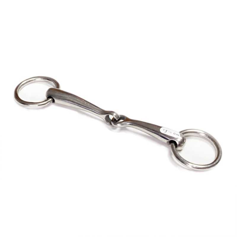 Freio metálico para cavalo com argolas em fundo branco