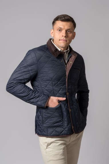 Casaco azul escuro acolchoado em padrão losango com gola castanha e bolsos
