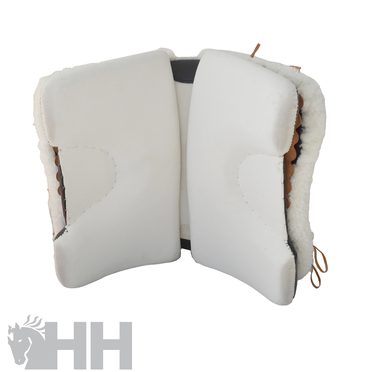 Protetor de sela branco com interior peludo e detalhes em couro castanho