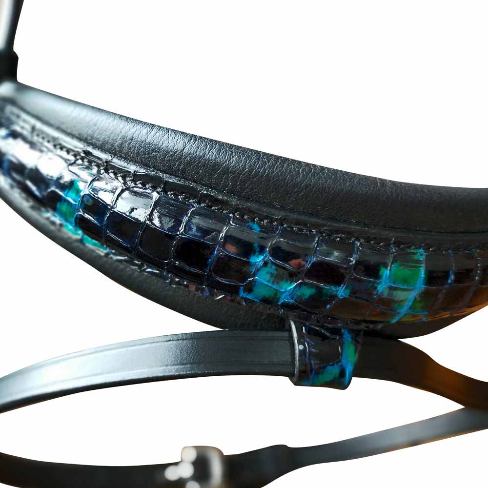 Cinta de sela de equitação em couro preto com detalhe azul e preto