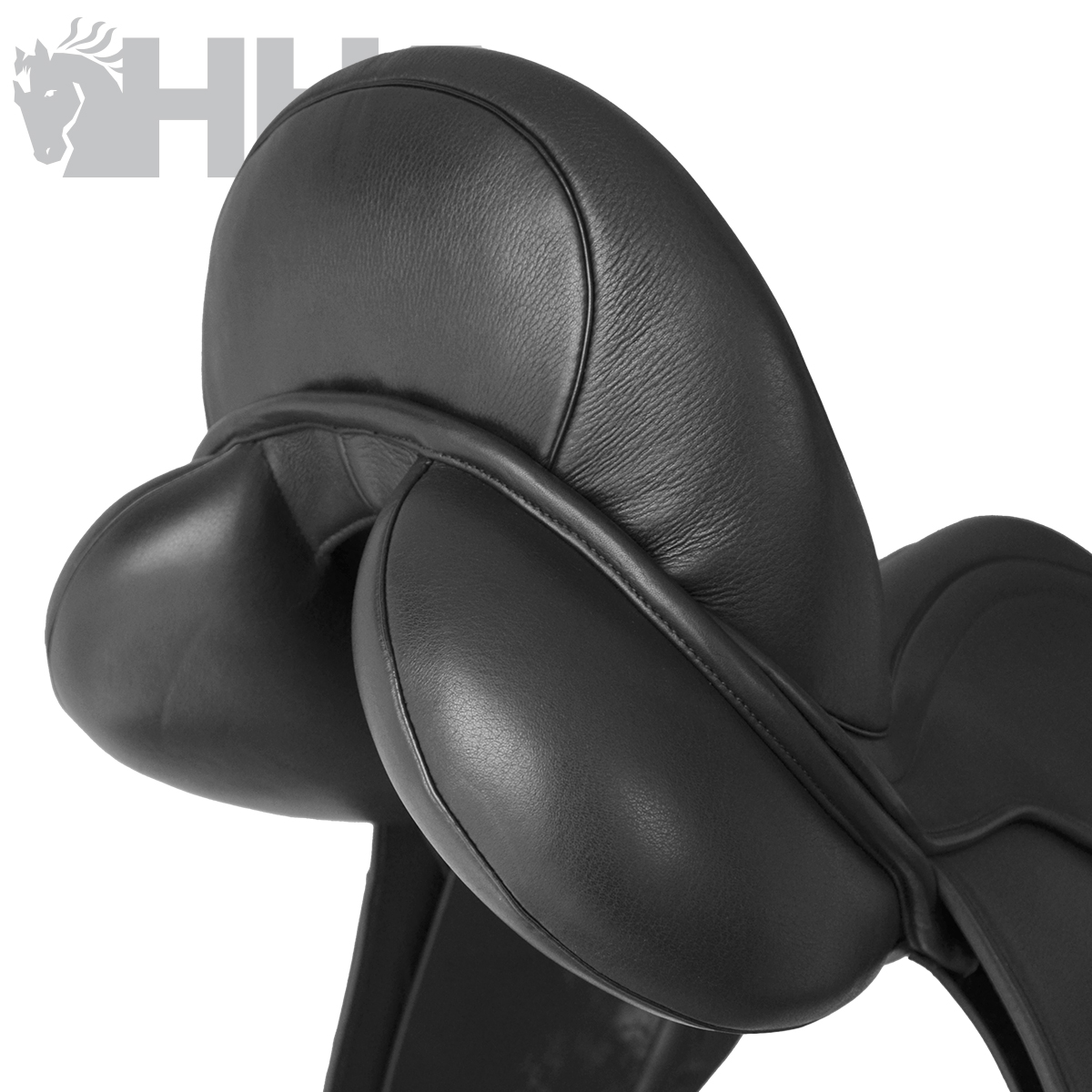 Sela de equitação preta em couro com acabamento liso e detalhes acolchoados