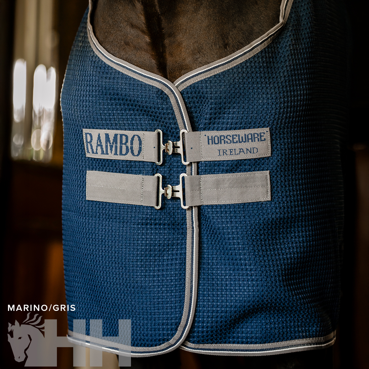 Cobertura azul para cavalo com fechos e texto RAMBO HORSEWARE IRELAND