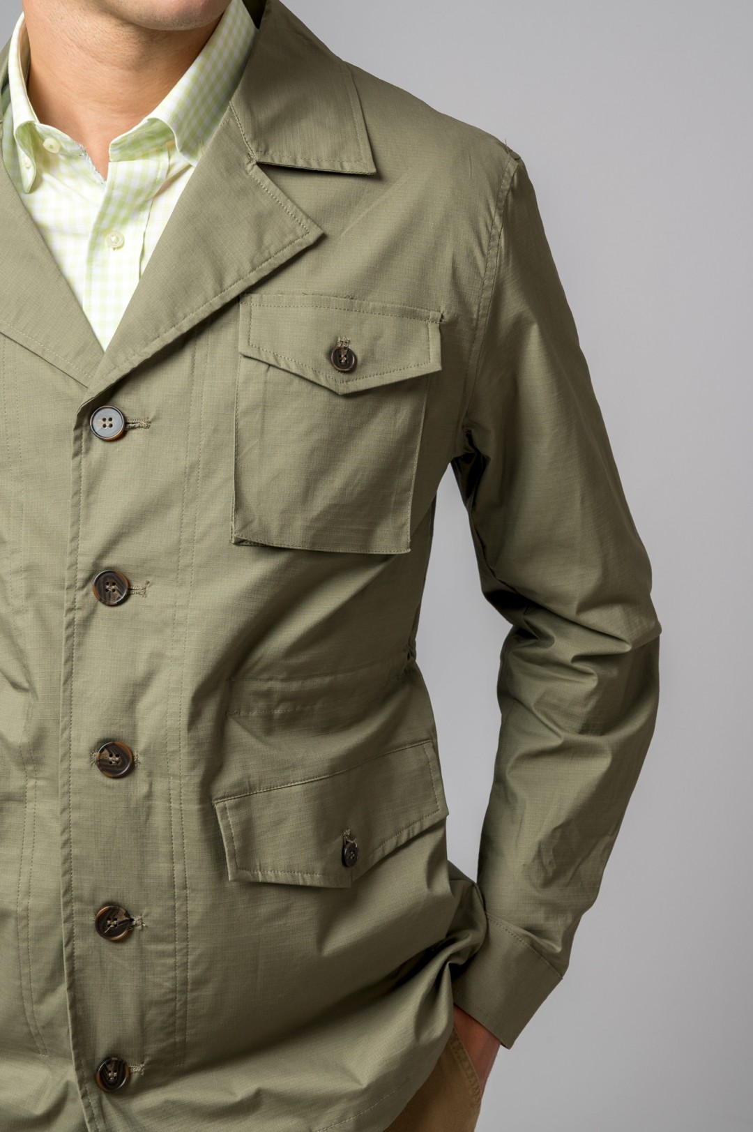 Casaco verde-oliva masculino com bolsos e botões.