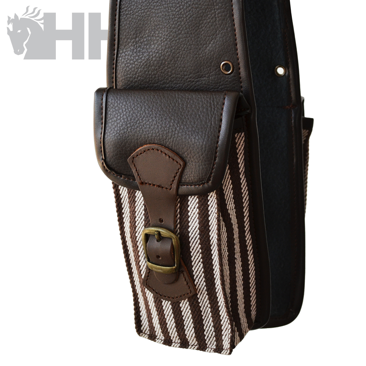 Bolsa lateral riscada com aba em pele castanha e fivela dourada