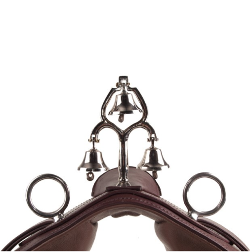 Três campainhas metálicas prateadas num suporte sobre base de couro castanho