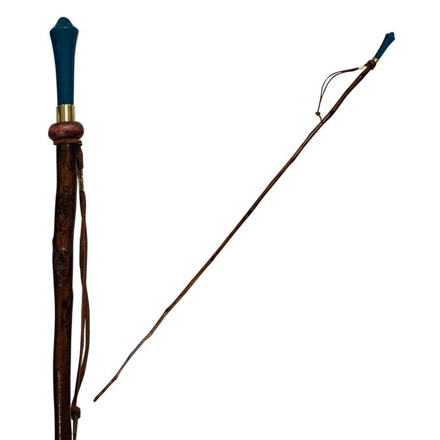 Bengala de madeira com cabo azul e anel dourado