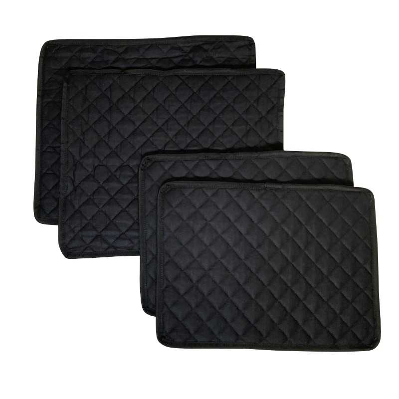 Conjunto de quatro tapetes acolchoados pretos com padrão de losangos