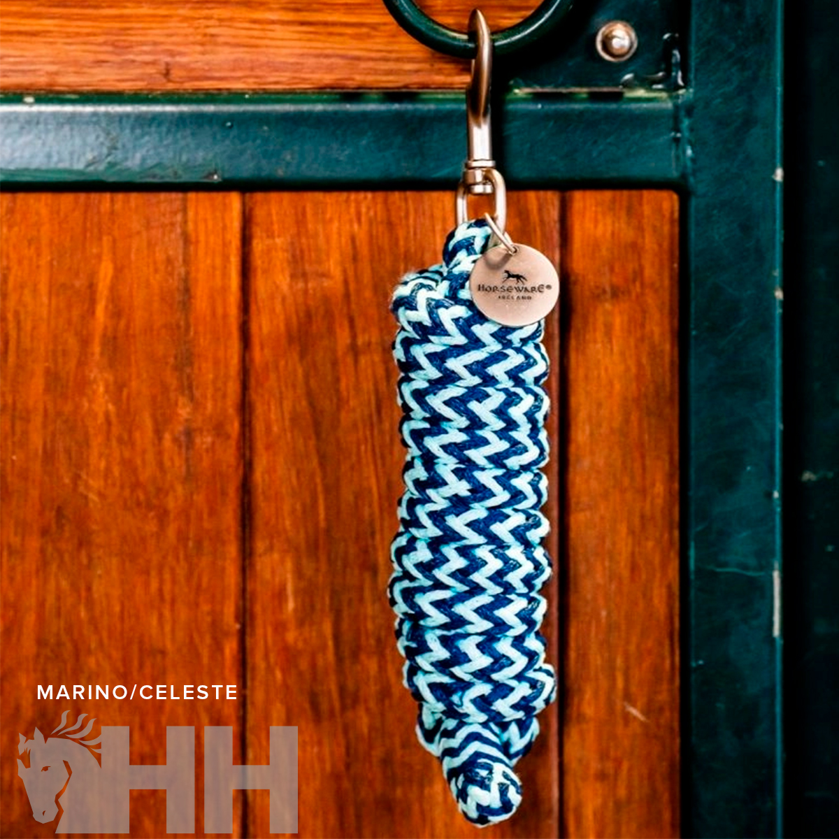 Chaveiro de corda azul-marinho e celeste pendurado numa porta de madeira