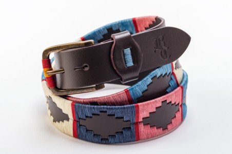 Cinto bordado colorido com fivela de pele castanha