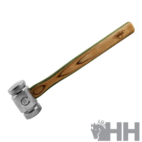 Martelo com cabo de madeira e cabeça metálica prateada