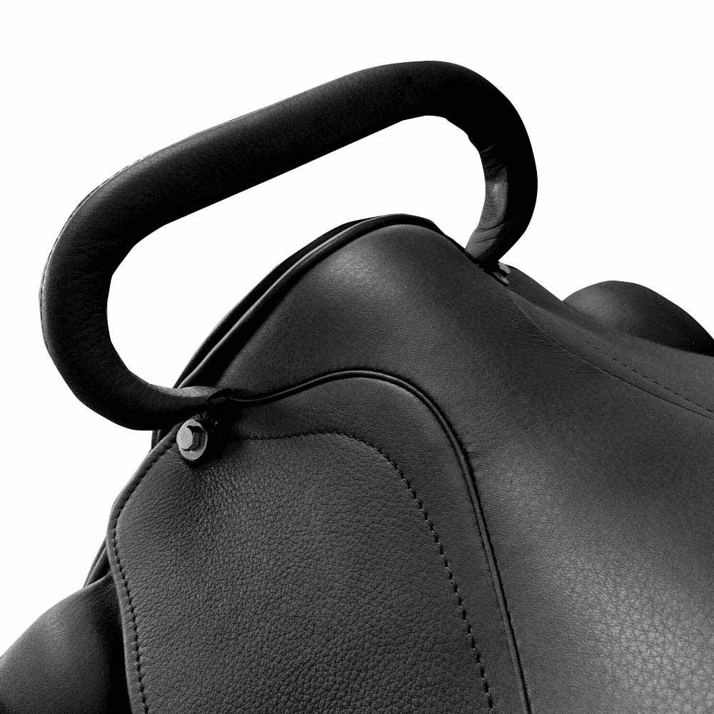 Close-up de bolsa preta com alça rígida