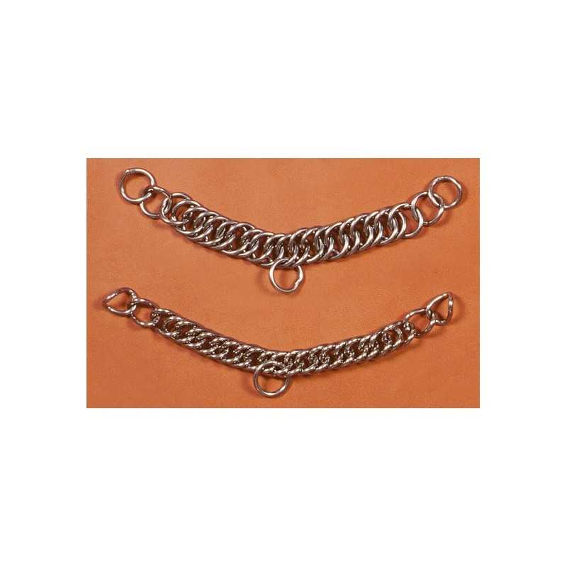 Dois colares de corrente metálica com argolas sobre fundo castanho