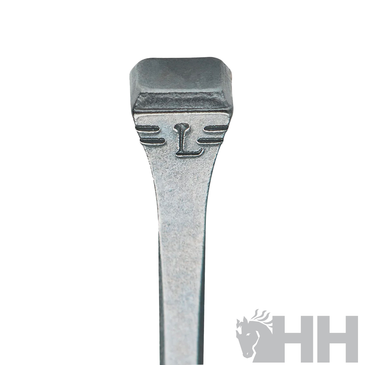 Ferramenta metálica prateada com símbolo 'L' na parte superior e logo 'HH' no fundo