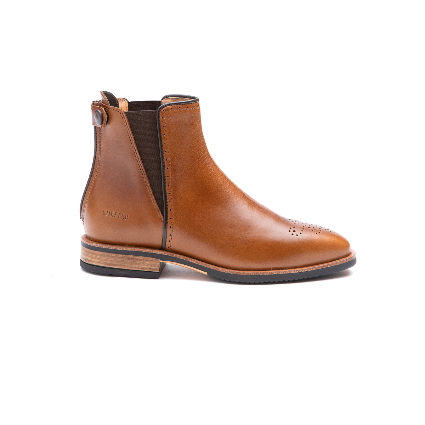 Bota Chelsea castanha em couro com detalhes perfurados e elástico lateral