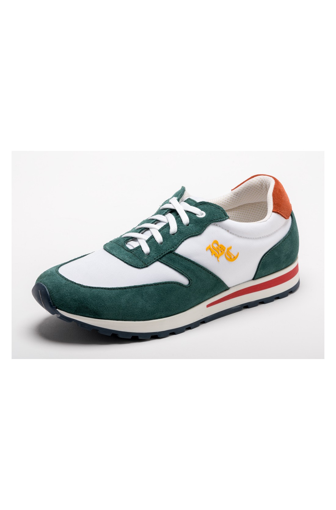 Ténis desportivo verde, branco e laranja com bordado amarelo