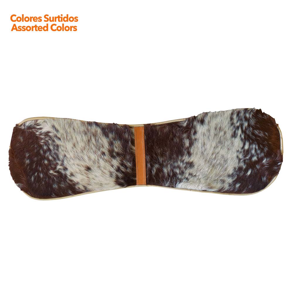 Suporte para esquis ou snowboard em pele de animal com padrão castanho e branco e faixa de couro castanho