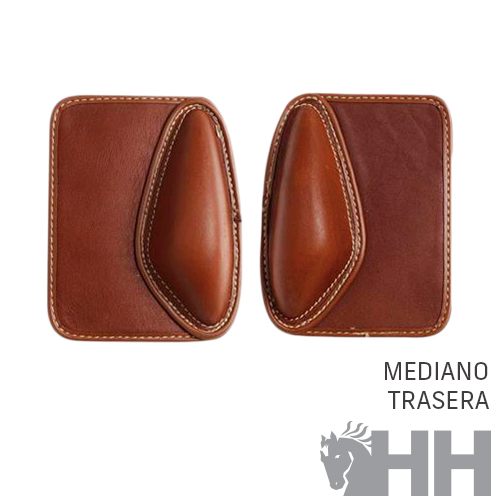 Carteira castanha em couro com costura visível e compartimento curvado