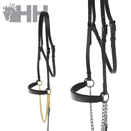 Dois cabrestos de cavalo em couro preto com correntes metálicas dourada e prateada