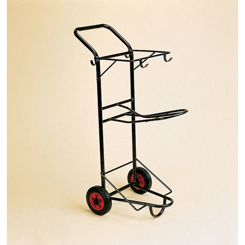 Carrinho de transporte preto com rodas vermelhas em fundo bege
