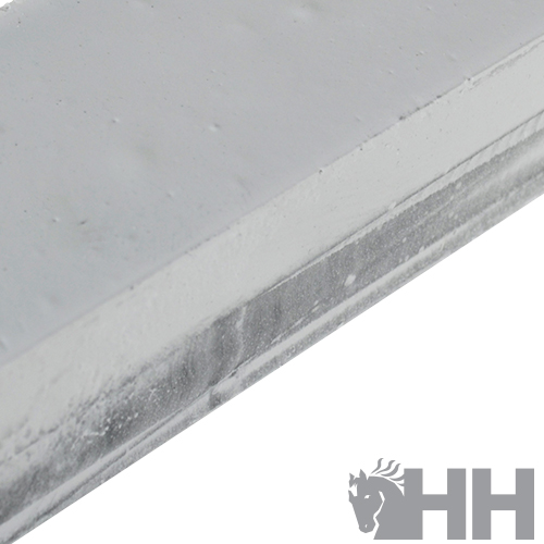 prancha retangular branca com bordas metálicas e marcação HH