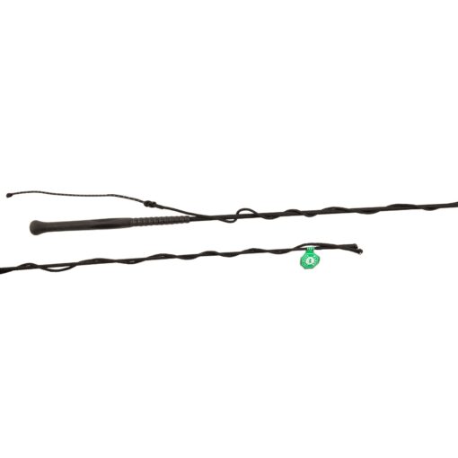 Dois chicotes pretos com texturas retorcidas e cordões, etiqueta verde