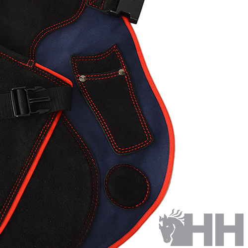 Bolsa azul e preta com costuras vermelhas e bolso lateral, fecho e logo HH cinzento