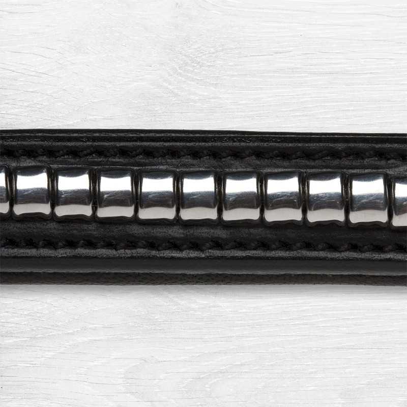 Cinta preta de couro com elos metálicos prateados no centro