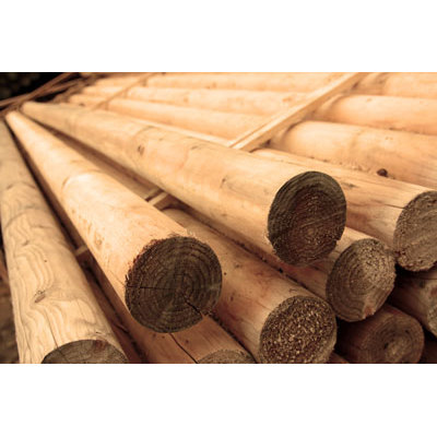 Troncos de madeira redondos empilhados em armazenamento interno