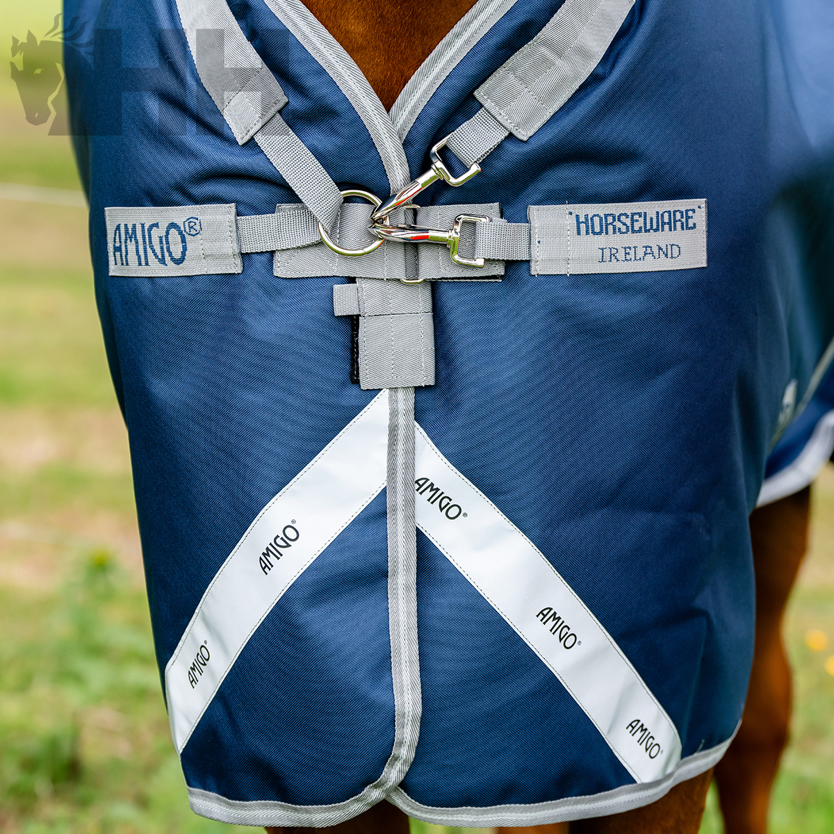 Cobertura para cavalo azul e cinza com fivelas metálicas e etiquetas AMIGO® e HORSEWARE IRELAND