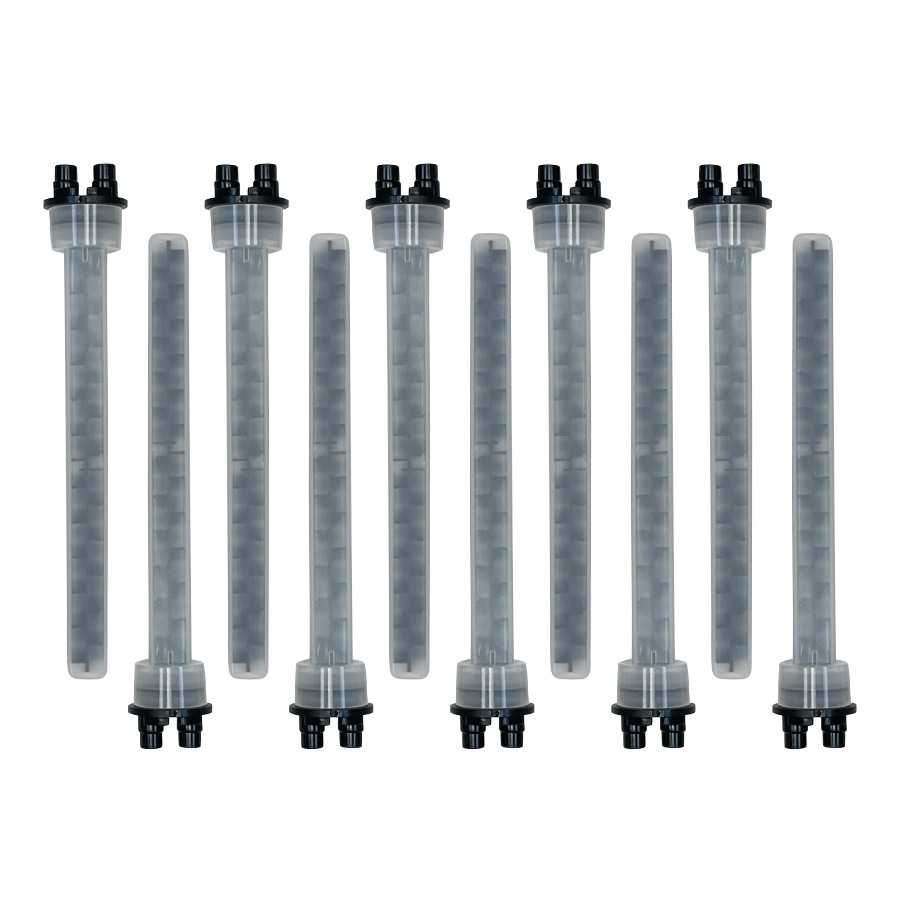 Cinco misturadores estáticos transparentes com conectores pretos