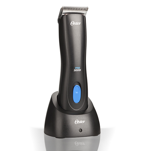 Máquina de cortar cabelo Oster Pro 3000i preta numa base de carregamento