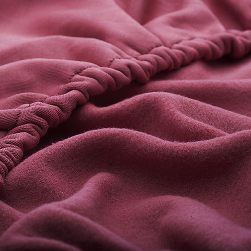 Tecido rosa com elástico costurado, textura macia