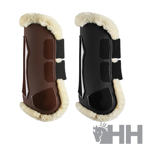 Proteções para cavalos castanho e preto com forro branco em fundo branco e logótipo HH