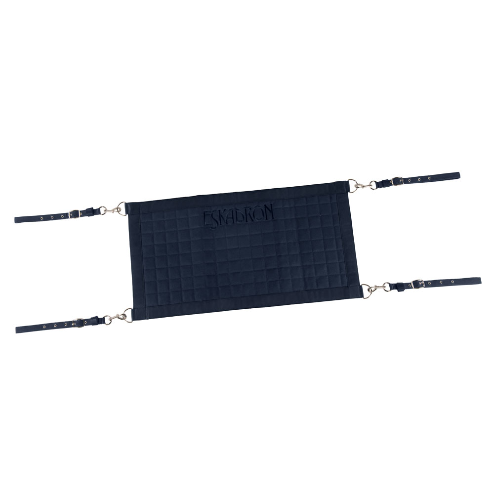 Máscara azul escura com textura quadriculada e texto bordado